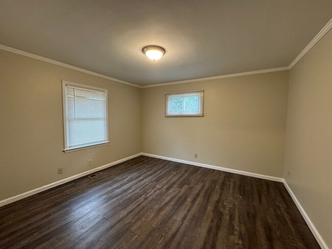 Building Photo - MOVE-IN READY!
