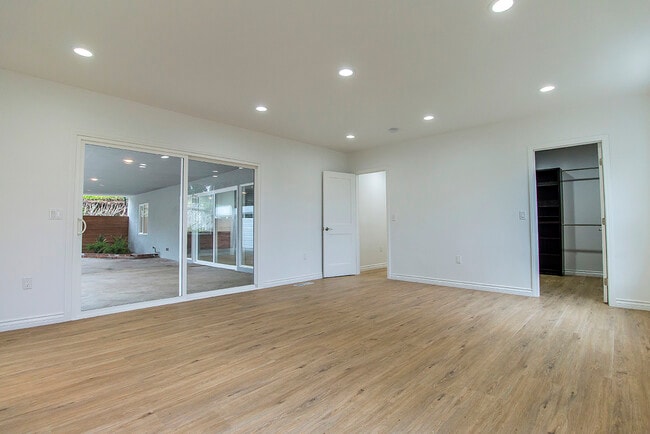 Building Photo - 621 N Bedford Dr