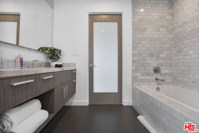 Building Photo - 2260 Maravilla Dr