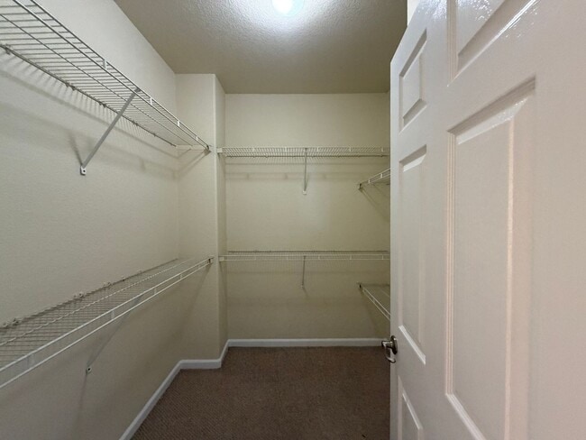 Building Photo - Lovely Upstairs Unit