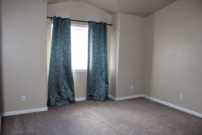Building Photo - Beautiful 2-Bedroom Townhome in Pinnacle at T-Bone Ranch