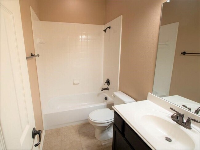Building Photo - 417 Hackberry Dr