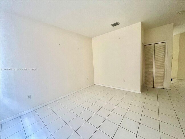 Building Photo - 1429 SE 24th Ct