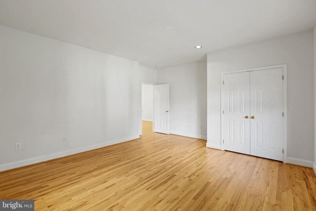 Building Photo - 10810 Burbank Dr