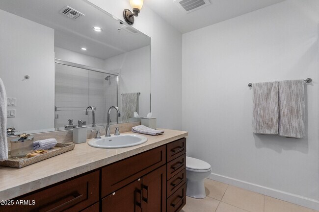 Building Photo - 4909 N Woodmere Fairway