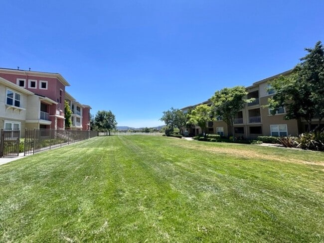 Building Photo - Upgraded 1BD/1BA Condo in Gated Temecula C...