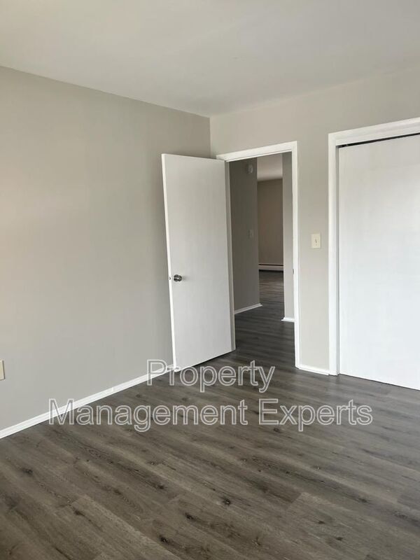 Building Photo - 2330-Glendale Terrace -C2