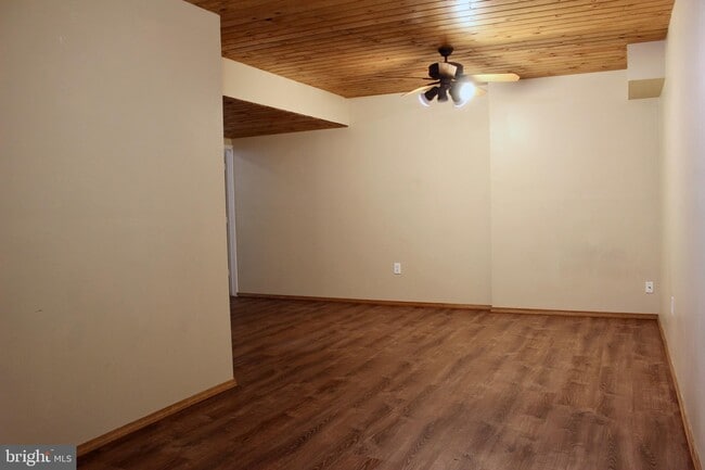 Building Photo - 153 Impatiens Ct
