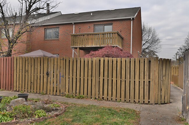 Building Photo - Charming Townhouse on Verbeke St