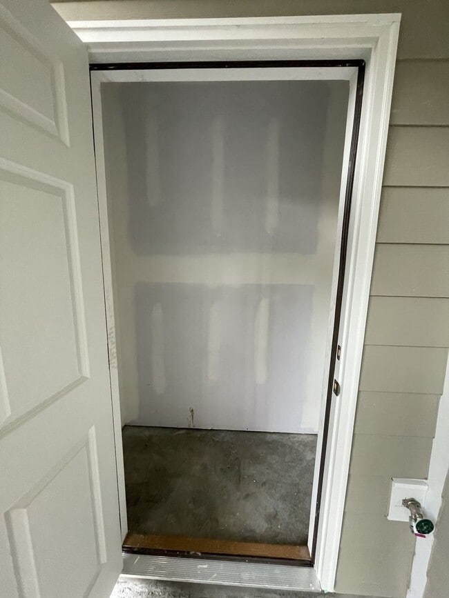 Building Photo - Townhome less than 2 miles from Downtown C...