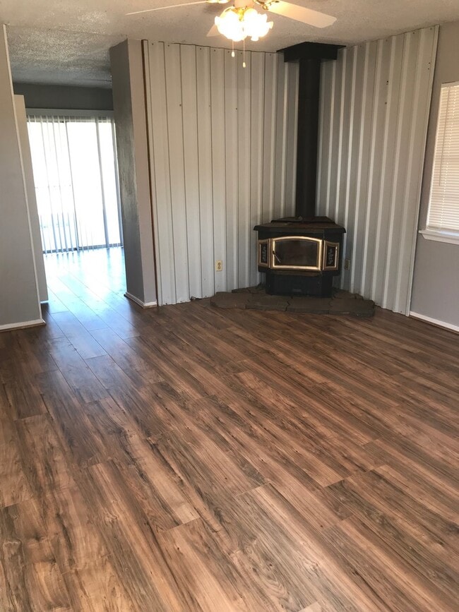 Building Photo - Updated 3 bedroom home sitting on 1 acre in Tuscola!!