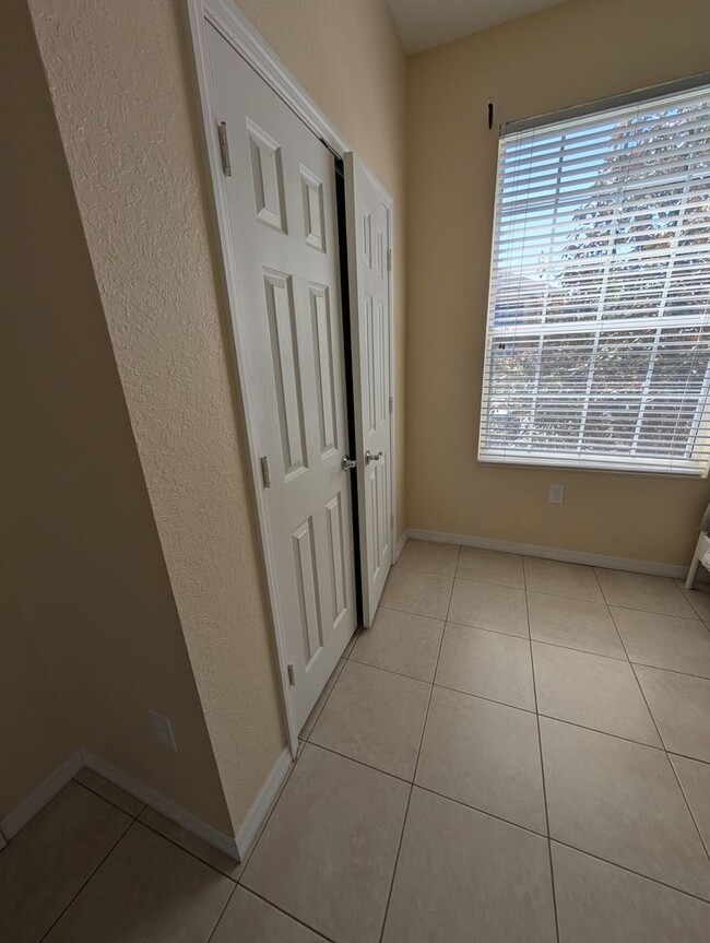 Building Photo - 3 Bedrooms 2 baths Immaculate condominium