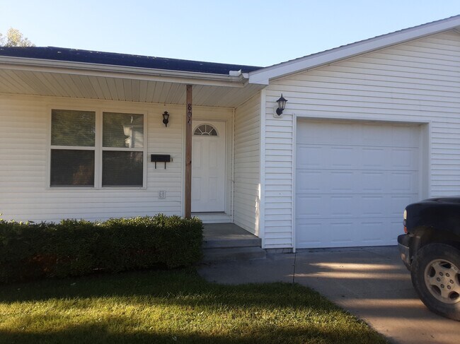 Building Photo - 804 E Jenkins St