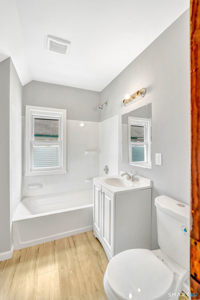 Building Photo - 114 Buckingham St