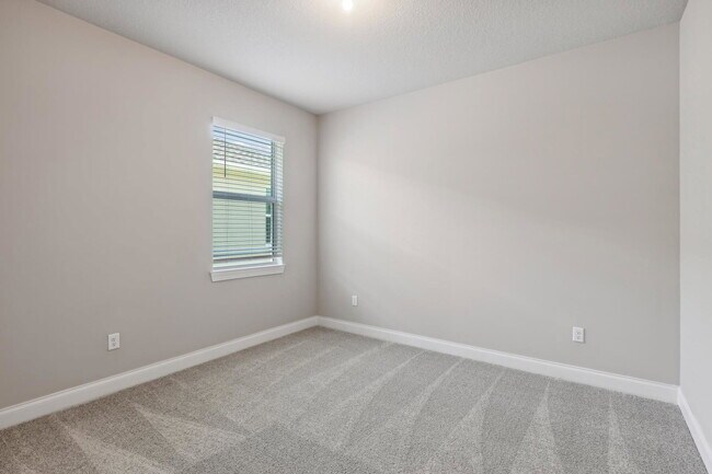 Building Photo - 6632 Cloverdale Ave