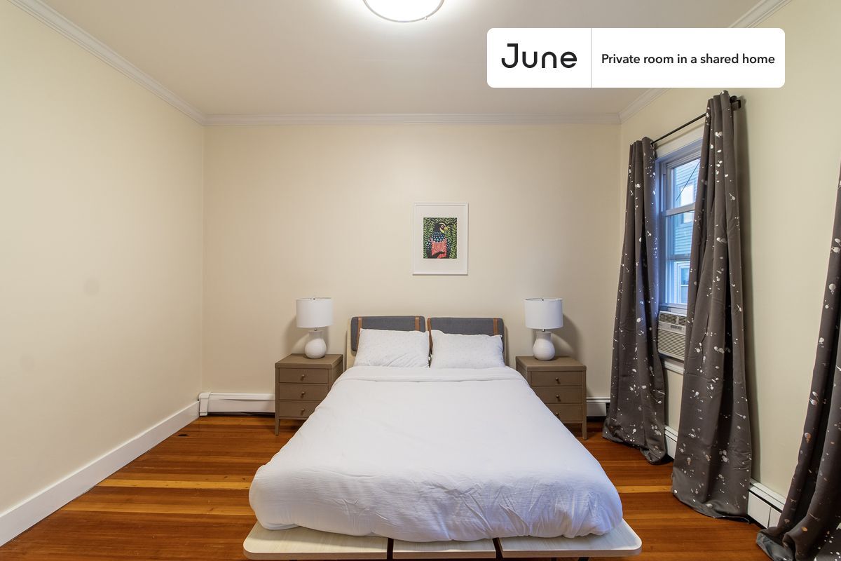 Building Photo - Private bedroom in 5 bed/2 bath Home