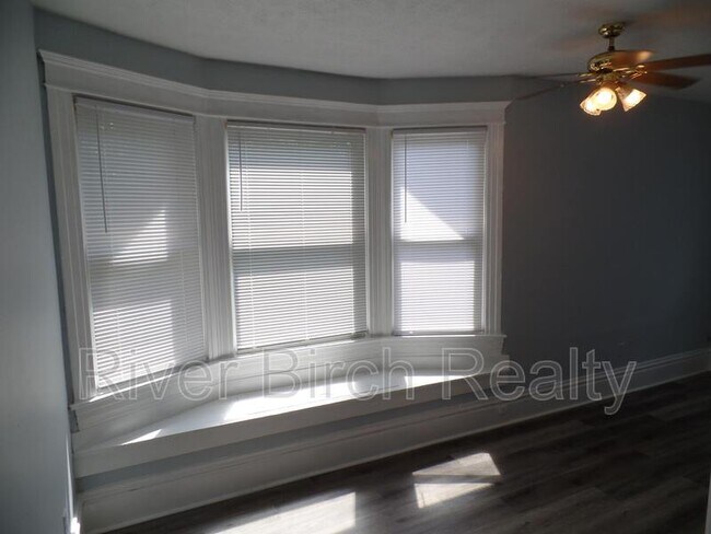 Building Photo - 457 W Lawrence Ave