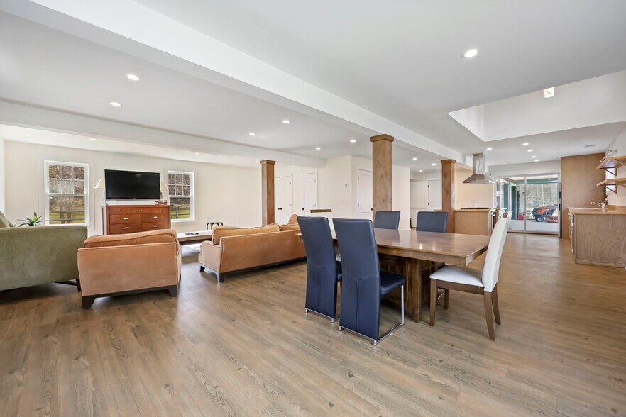 Building Photo - 39 Hunting Ridge Rd