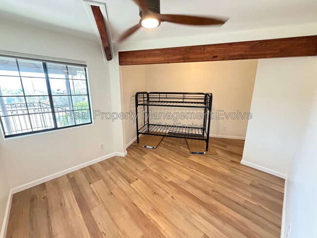 Building Photo - 4213 W Cheyenne Dr
