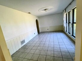 Building Photo - 1074 Club House Blvd