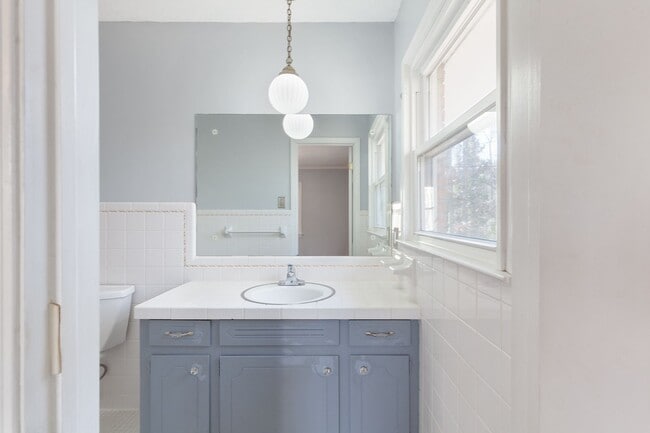 Building Photo - Spacious 4bd/2.5ba Ranch w/ Two-Car Garage & Large Basement and Screened Porch!