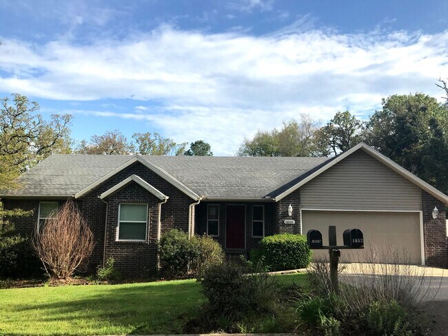 Building Photo - 3 bedroom 2 bath centrally located - fenced yard - 2 carG