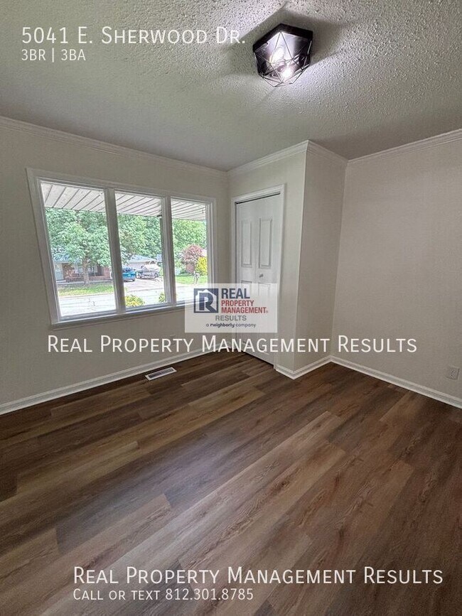 Building Photo - 5041 E Sherwood Dr