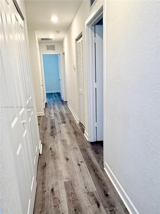 Building Photo - 2418 SE 10th St