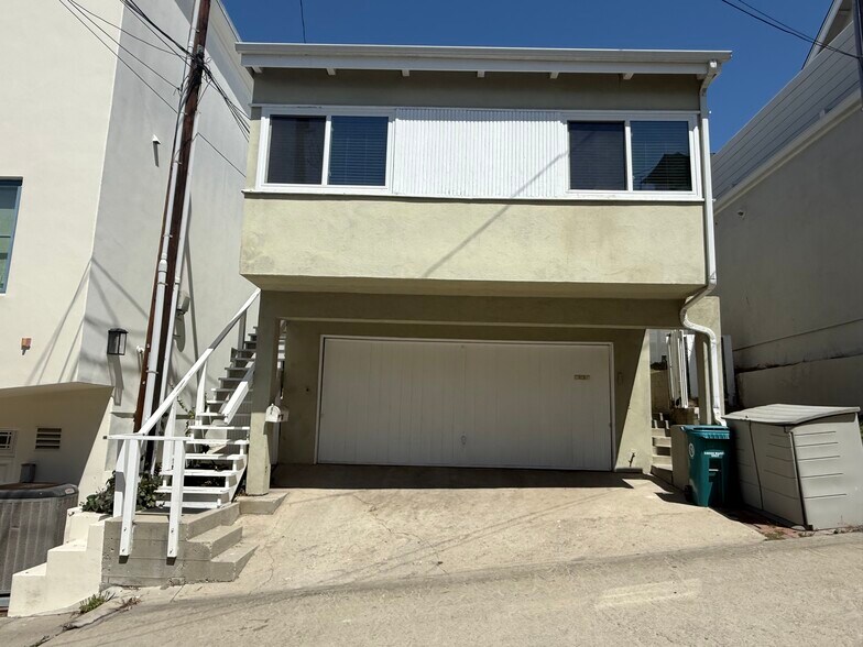 Building Photo - 323 31st Pl