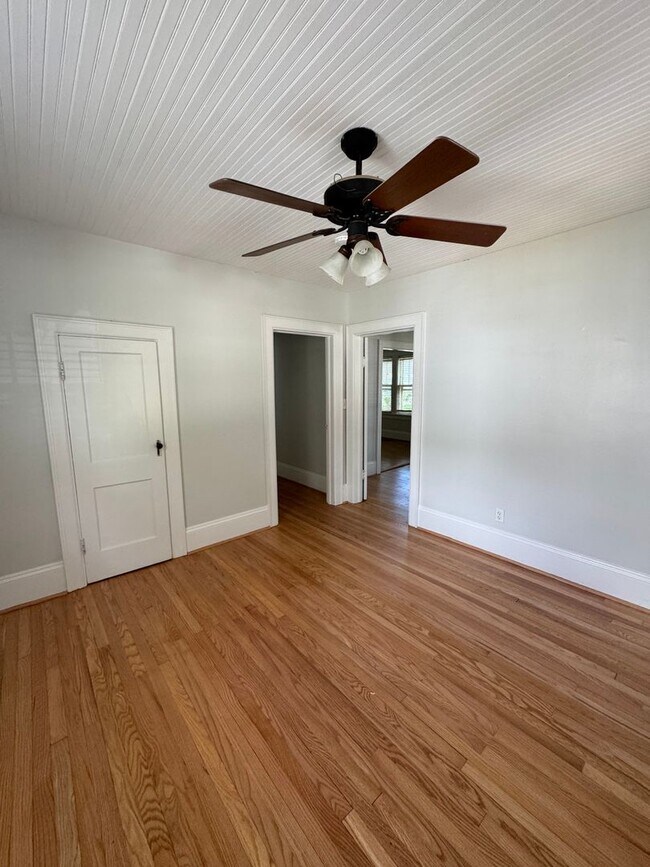 Building Photo - Cute Bungalow Near NC State Fairgrounds - ...