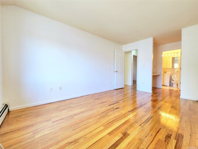 Building Photo - 96-03-96-91 91st Ave