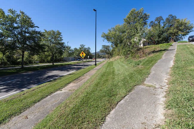 Building Photo - 1032 N Wilcox Dr