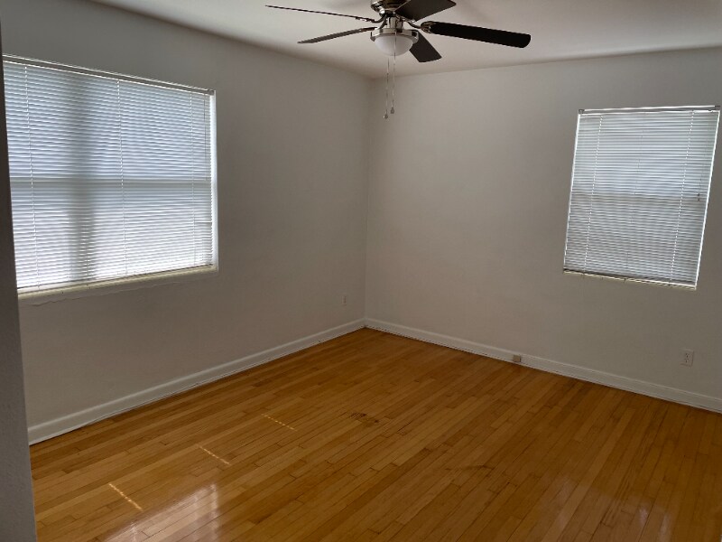 Building Photo - 301 Oleander St