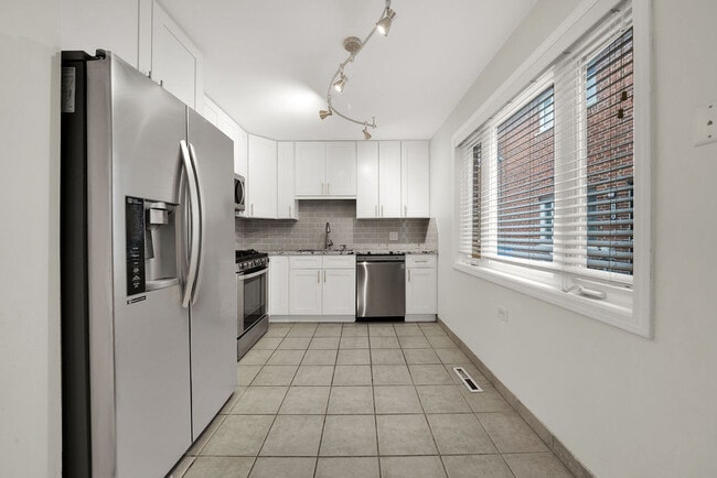 Building Photo - 2006 W Farwell Ave