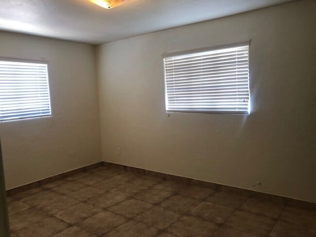 Building Photo - Mid town newly updated home!