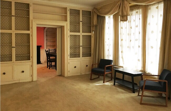 Large Living Room ~28'x15' - 275 S River St