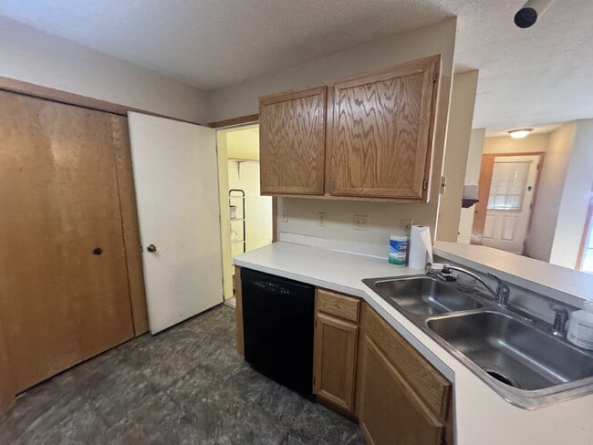 Building Photo - Charming 2-Bed Townhouse Retreat in Woodbury Spacious 1080 Sq Ft with 1 Bath.