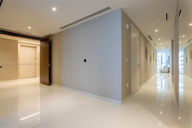 Building Photo - 300 Biscayne Blvd Way