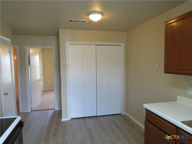 Building Photo - 1602 Benttree Dr