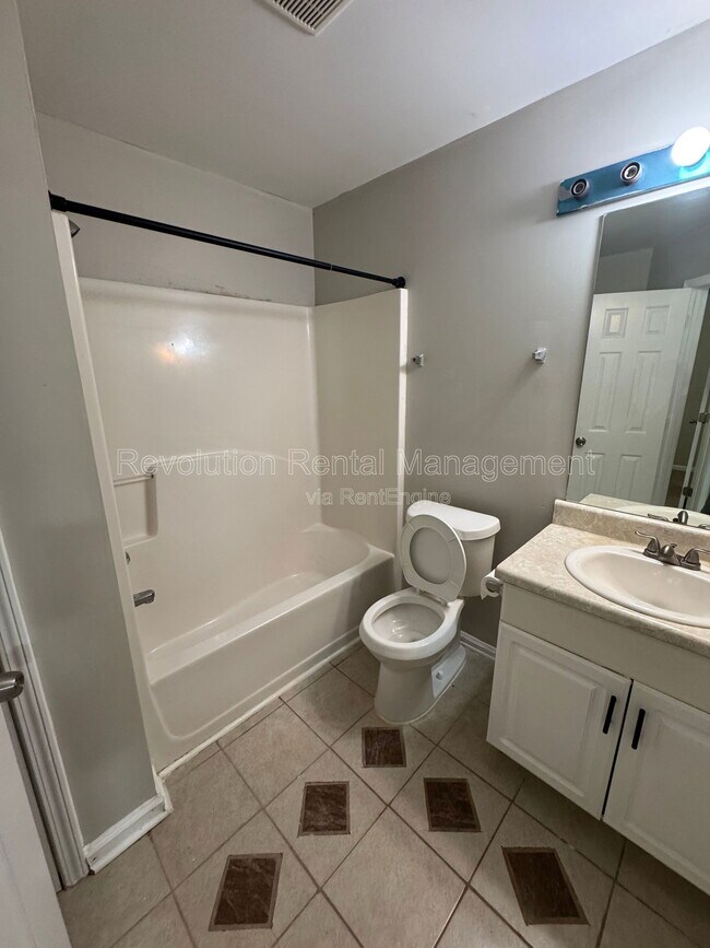 Building Photo - 1618 Village Pl Cir NE
