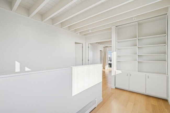 Building Photo - 19 Alta St