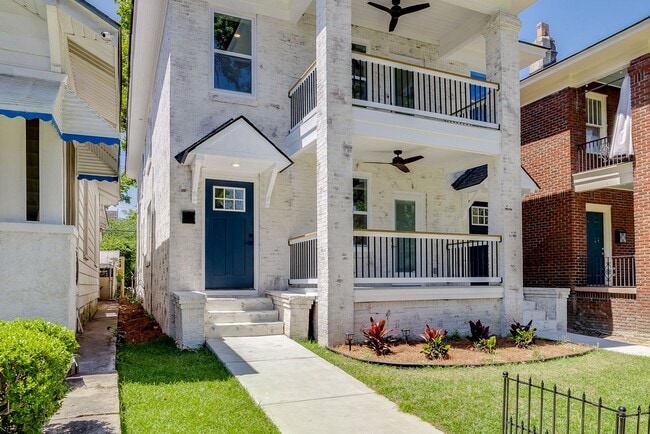 Building Photo - Townhome Close To Downtown..Available NOW!!!