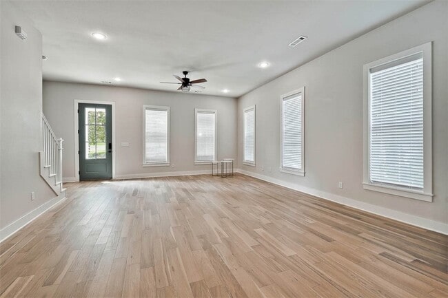 Building Photo - 930 S College Ave