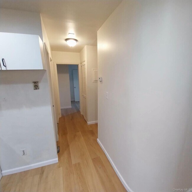 Building Photo - 884 Nassau Rd