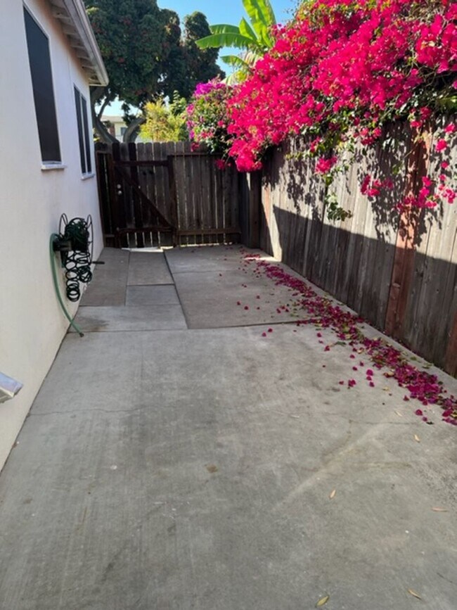 Building Photo - 2709-2711 Broadway Ave