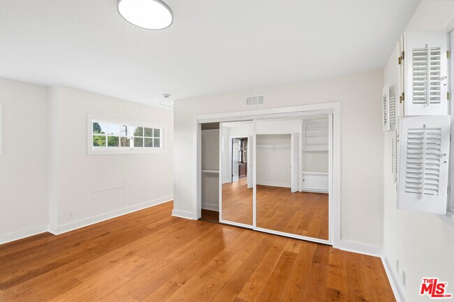 Building Photo - 10309 La Grange Ave