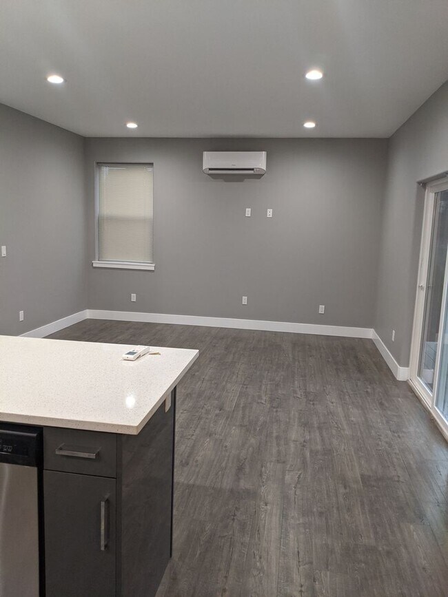 Building Photo - 7655 Parkland Dr