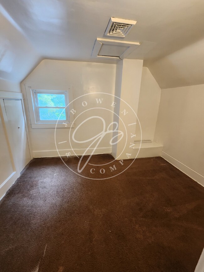 Building Photo - 3 bed 2 bath with over 1200 sq. feet