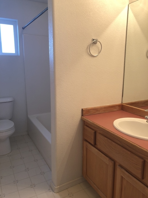 Building Photo - 944 NW Oak Pl