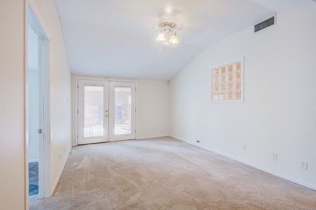 Building Photo - 6307 Kenwood Ave